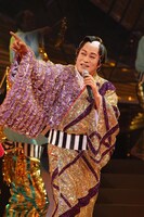 「マツケンサンバ4 ～情熱のサルサ～」パフォーマンス中の松平健。