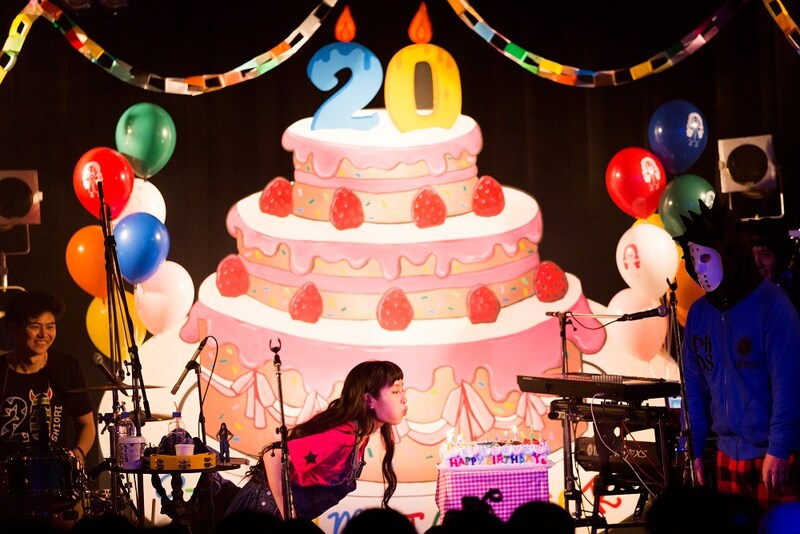 バースデーケーキのロウソクを消すトミタ栞。