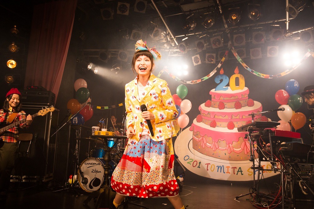 「トミタ栞 ライブ2014 ～はじめてのワンマンは二十歳の誕生日!!～」の様子。