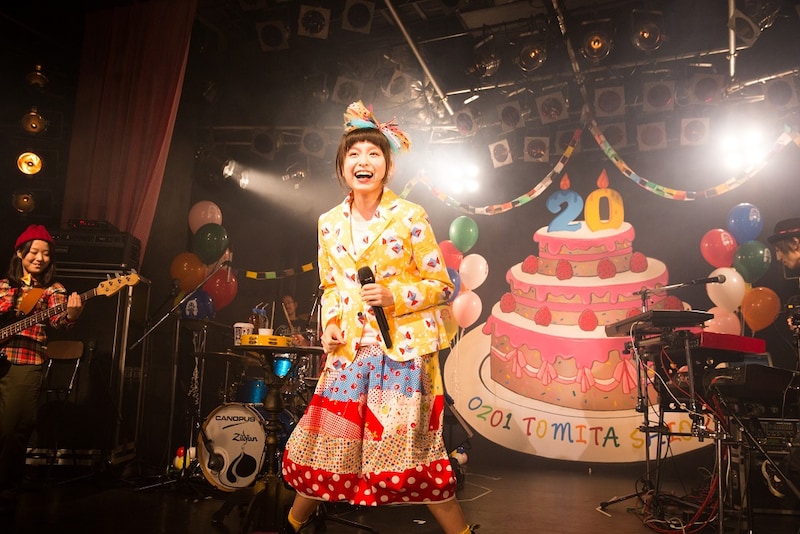 「トミタ栞 ライブ2014 ~はじめてのワンマンは二十歳の誕生日!!~」の様子。