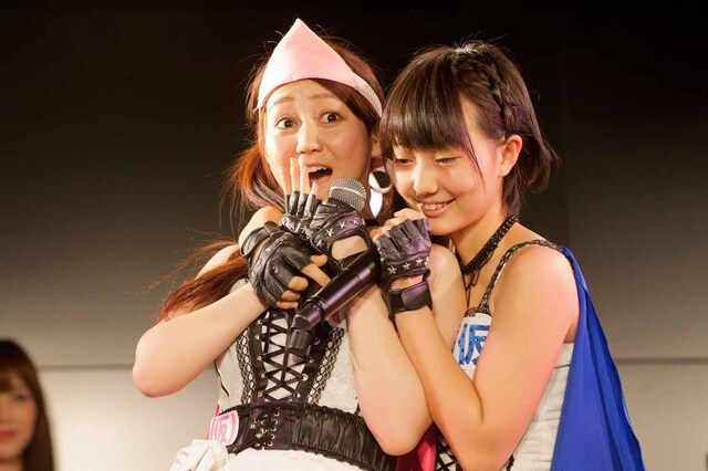 古川小夏への告白の様子。左から古川小夏、新井愛瞳。