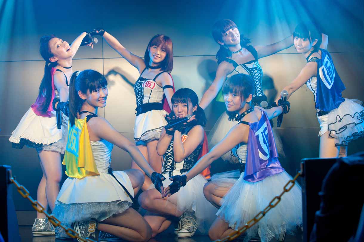 アップアップガールズ（仮）「定期公演EXTRA～小夏の部屋へようこそ～」の様子。