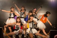 アップアップガールズ（仮）「定期公演EXTRA～小夏の部屋へようこそ～」の様子。