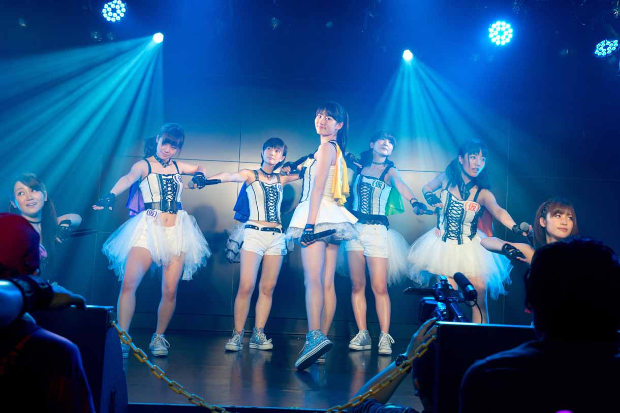 アップアップガールズ（仮）「定期公演EXTRA～アップアップガールズ（仮）は一体何と戦っているんだっ!!～」の様子。