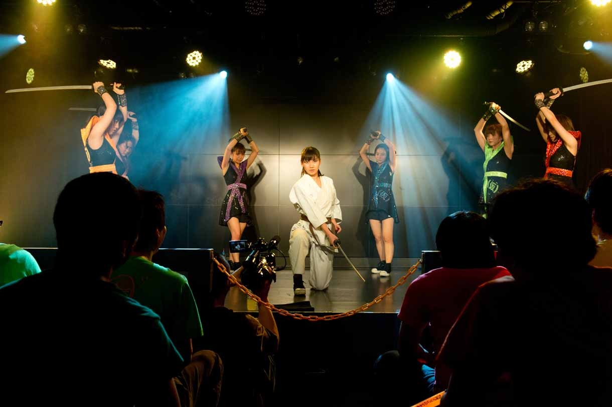 殺陣を披露するアップアップガールズ（仮）。