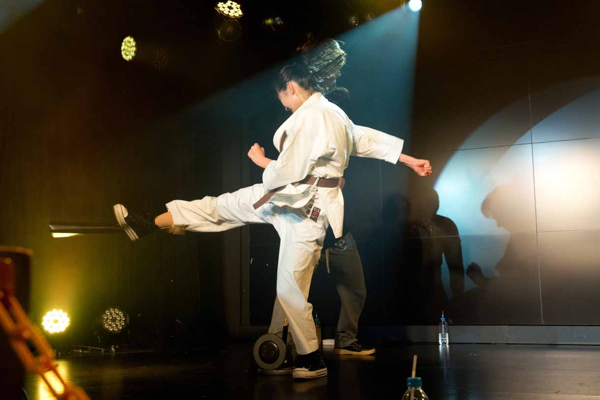 ライブ中にバットを折る佐保明梨。
