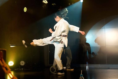 バット折りを成功させた佐保明梨。