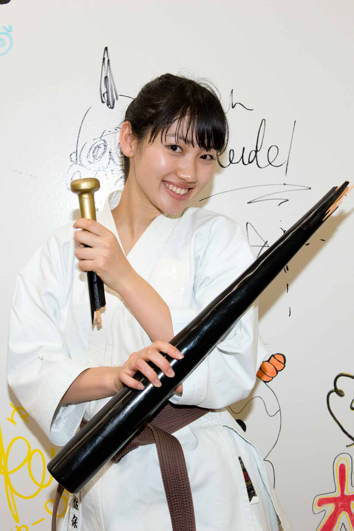 折れたバットを持つ佐保明梨。