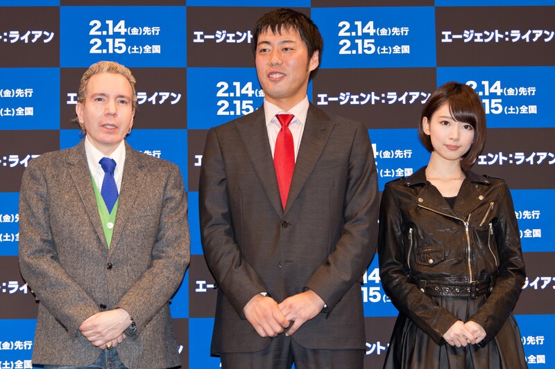 左からデーブ・スペクター、上原浩治選手、橋本奈々未。