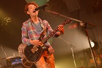 新里英之（Vo, G / HY）（撮影：古渓一道）