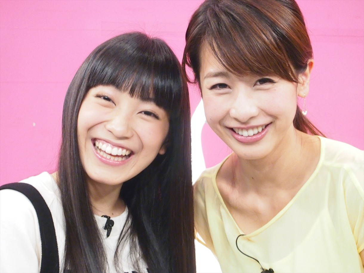 左からmiwa、フジテレビアナウンサー加藤綾子。
