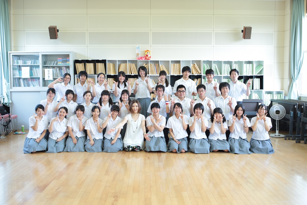 ヒナタカコと宮崎県立宮崎大宮高等学校の音楽部。