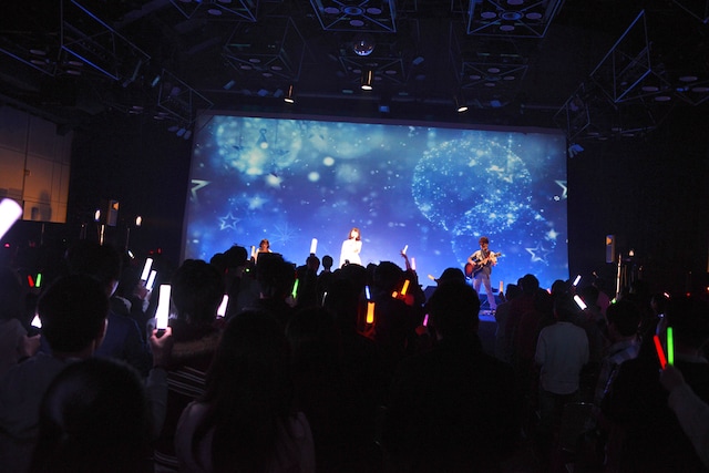 花澤香菜「恋する惑星」発売記念イベントの様子。