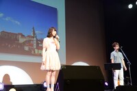 花澤香菜（左）と北川勝利（右）はチェコの街を説明しようとするも「チェスキークルムロフ」がうまく言えない。