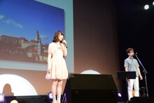 花澤香菜（左）と北川勝利（右）はチェコの街を説明しようとするも「チェスキークルムロフ」がうまく言えない。