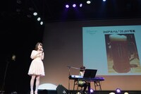 チェコでのロケを振り返る花澤香菜。スクリーンに映っているのは北川勝利お気に入りのビール。