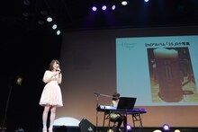 チェコでのロケを振り返る花澤香菜。スクリーンに映っているのは北川勝利お気に入りのビール。