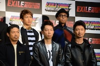 前列左からMATSU、USA、MAKIDAI。後列左からNAOTO、NESMITH。