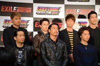 前列左からHIRO、AKIRA、TAKAHIRO。後列左からSHOKICHI、TETSUYA、KEIJI、NAOKI。