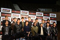 囲み取材に応じるEXILE。