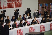 オーディション参加者をじっくり観ながら審査するEXILE。
