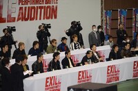 オーディション参加者をじっくり観ながら審査するEXILE。