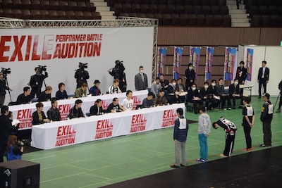 「EXILE PERFORMER BATTLE AUDITION」一次審査の様子。5人1組で審査ブースに入った参加者は最初に1人ひとりエントリーナンバーと名前を申告する。
