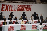 参加者のパフォーマンスをじっくり観ながら審査するEXILE。