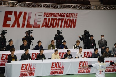 参加者のパフォーマンスをじっくり観ながら審査するEXILE。