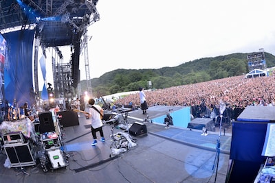 「RADWIMPS 野外 LIVE 2013『青とメメメ』」の様子。