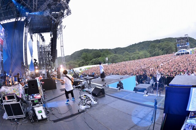 「RADWIMPS 野外 LIVE 2013『青とメメメ』」の様子。