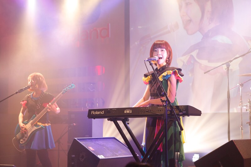 蒼山幸子（Vo, Key）。弾いているのは新製品のFA-06。