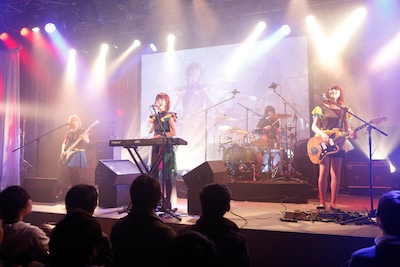 ROLANDの新製品発表会でライブを行うねごと。