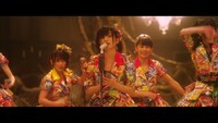 AKB48「前しか向かねえ」ビデオクリップのワンシーン。 (c)AKS