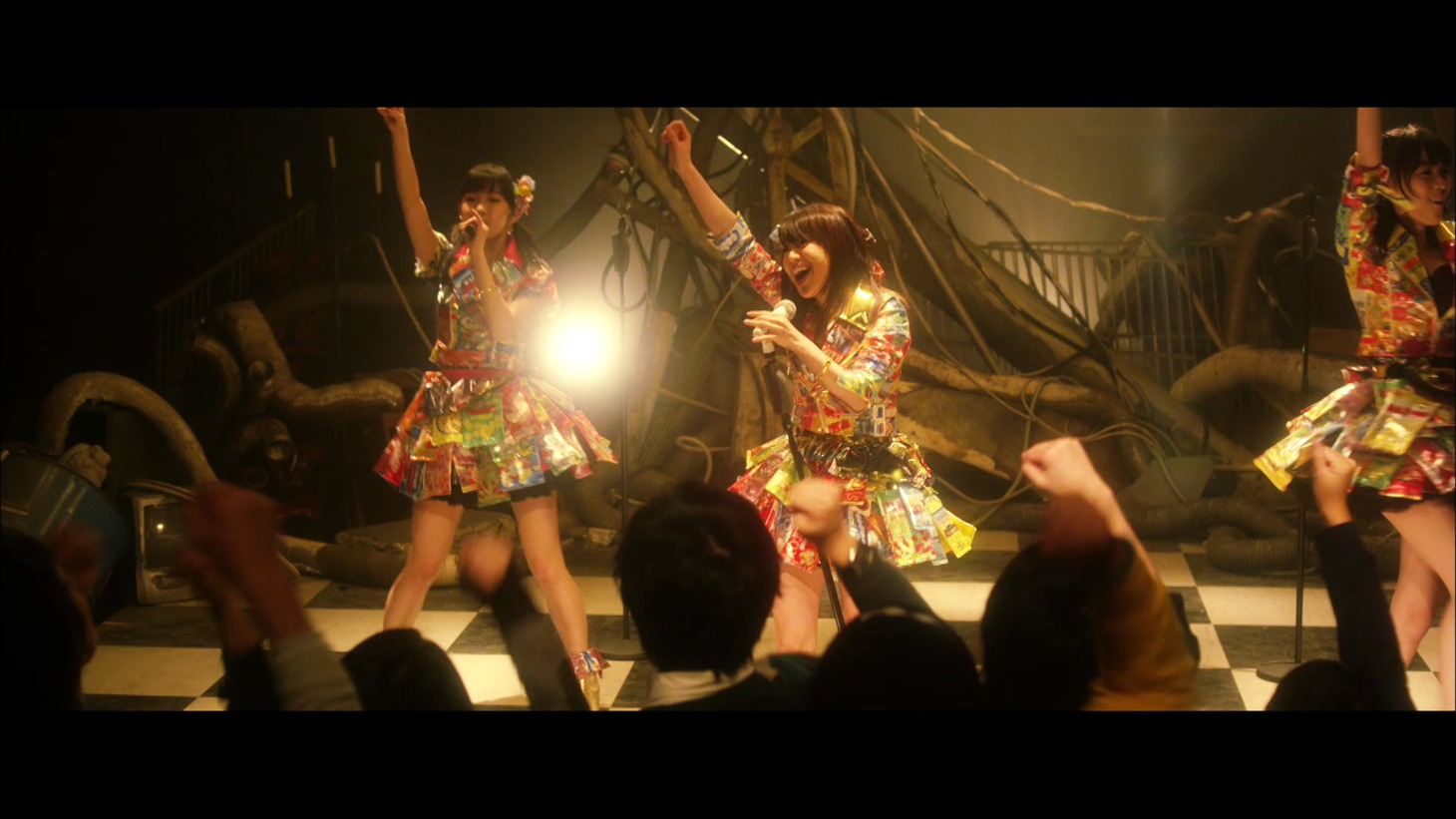 AKB48「前しか向かねえ」ビデオクリップのワンシーン。 (c)AKS