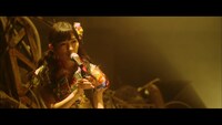 AKB48「前しか向かねえ」ビデオクリップのワンシーン。 (c)AKS