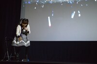 デッキブラシを使ったストンプ風ダンスの説明に夢中になり、ペットボトルを蹴飛ばしてしまったほっちゃん。