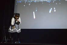 デッキブラシを使ったストンプ風ダンスの説明に夢中になり、ペットボトルを蹴飛ばしてしまったほっちゃん。