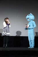 プレゼント抽選箱を持ったクマスター（右）。