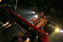 キノコホテル支配人、マリアンヌ東雲（歌と電気オルガン）。