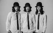 左から、大橋トリオに扮したオダギリジョー、大橋トリオ、大橋トリオに扮した栗原類。