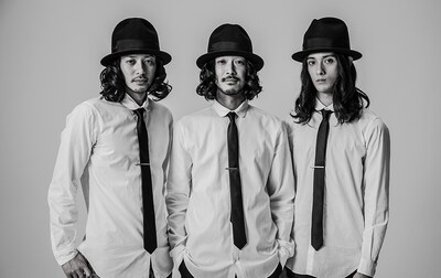 左から、大橋トリオに扮したオダギリジョー、大橋トリオ、大橋トリオに扮した栗原類。