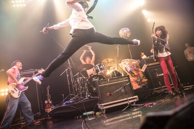 「DIAMOND LANE Vol.2 "Ever Onward"」より爆弾ジョニーのライブの様子。