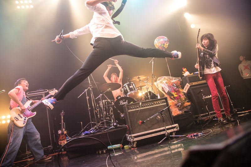 「DIAMOND LANE Vol.2 "Ever Onward"」より爆弾ジョニーのライブの様子。