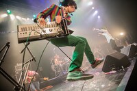 「DIAMOND LANE Vol.2 "Ever Onward"」より爆弾ジョニーのライブの様子。