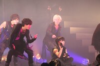 超特急が昨年行った東京・Zepp DiverCity Tokyo公演の様子。手前がタクヤ。