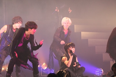 超特急が昨年行った東京・Zepp DiverCity Tokyo公演の様子。手前がタクヤ。