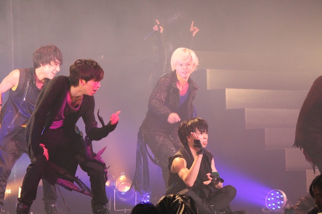 超特急が昨年行った東京・Zepp DiverCity Tokyo公演の様子。手前がタクヤ。