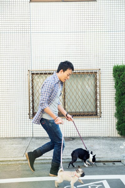 劇場版フォトブックレット「ファンキー加藤 / My VOICE～ファンモンから新たな未来へ～」掲載カットより。愛犬と散歩するファンキー加藤。