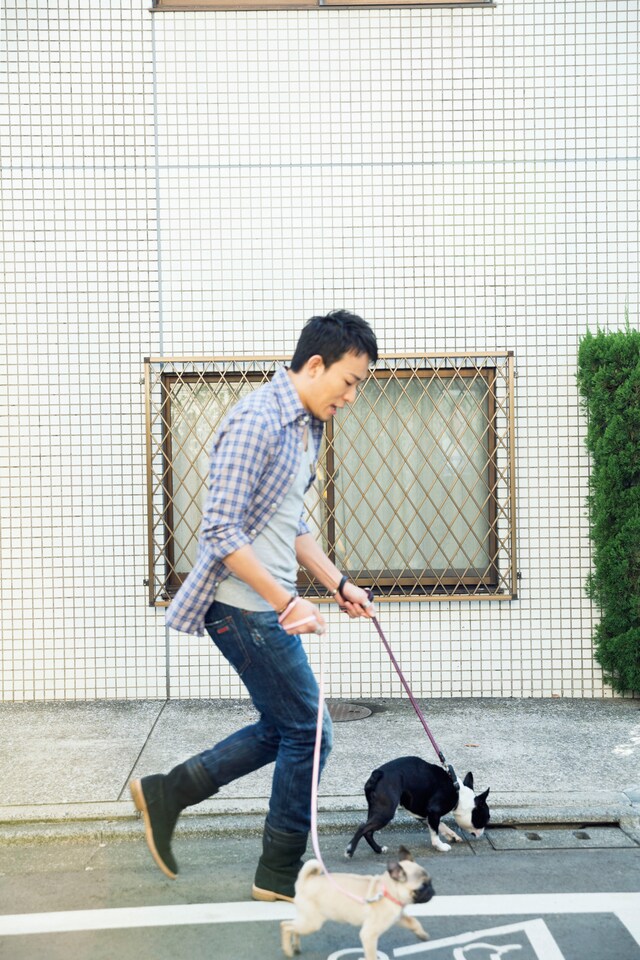 劇場版フォトブックレット「ファンキー加藤 / My VOICE～ファンモンから新たな未来へ～」掲載カットより。愛犬と散歩するファンキー加藤。